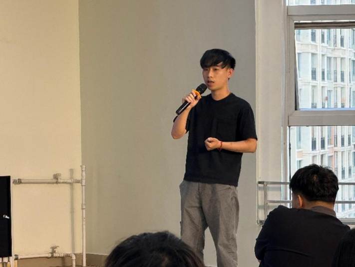 男人站在房间里 AI 生成的内容可能不正确。